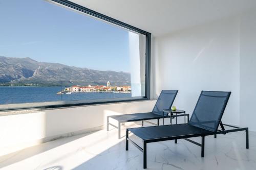 Luxury beachfront penthouse apartment with whirlpool and spacious rooftop terrace, Vinjerac