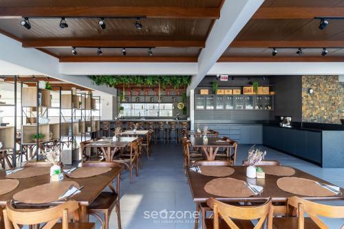 Un restaurante o sitio para comer en Lindos Studios VEC