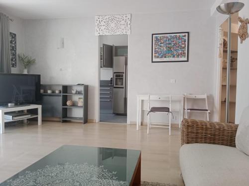 un salon avec un canapé et une table dans l'établissement Le Pavillon de Flore, à Antibes