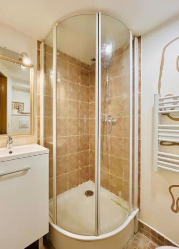 une salle de bain avec douche et lavabo dans l'établissement Bienvenue au Clos d Albertine, à Lancié