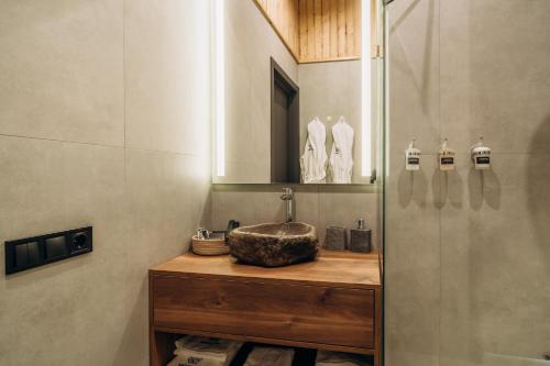 a bathroom with a sink and a shower at Mandra Morion in Ogrody
