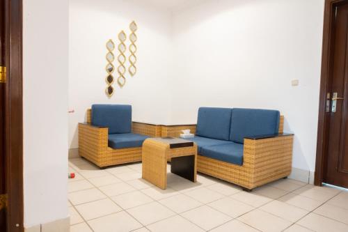 two chairs and a table in a room at دره العروس فيلا الروز للعائلات in Durat  Alarous