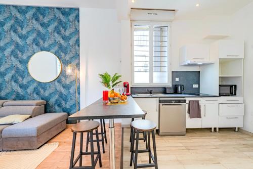 une cuisine et un salon avec une table et des chaises dans l'établissement Chic Family - Neuf & Moderne - Parking Wifi Centre Ville Gare TGV - Confort idéal Famille - OFFRE SPECIALE, à Perpignan