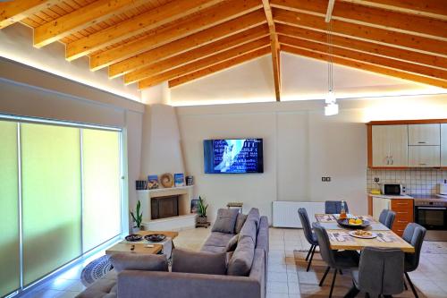 a living room with a couch and a table at ΑμφιΘΕΑ! στη ΝΑΥΠΑΚΤΟ ! in Nafpaktos