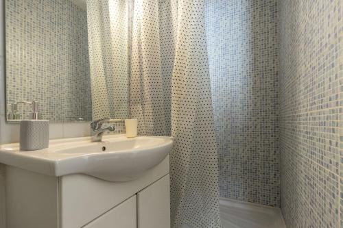 a bathroom with a sink and a shower at Maisonnette cosy proche des 2 Gares et du centre ville Orléans in Orléans