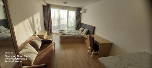 sala de estar con sofá, cama y ventana en SEA WOLF Apartman Луксозен апартамент с панорамна гледка към морето климатик с нова напълно оборудвана кухня отделна баня с тоалетна гледка към басейна на 30 м от плажа Паркинг към хотела Навсякъде близо, en Lozenets