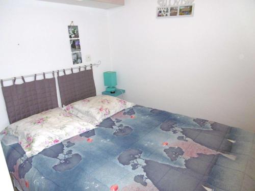 - une chambre avec un lit et une carte à l'étage dans l'établissement Appartement 2 à 4 personnes - LOMIG, à Sarzeau