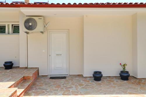 an empty room with a door and a fan at ΑμφιΘΕΑ! στη ΝΑΥΠΑΚΤΟ ! in Nafpaktos