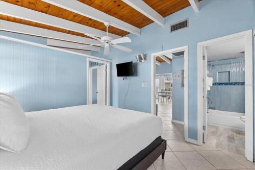 a bedroom with a bed and a ceiling fan at Casa Mar By Beachside Management in Sarasota