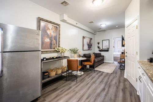 Η κουζίνα ή μικρή κουζίνα στο Modern West Hoboken 1- Bed 15 Minute Commute To NYC