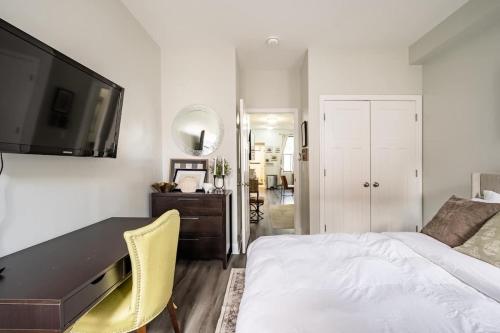 Ένα ή περισσότερα κρεβάτια σε δωμάτιο στο Modern West Hoboken 1- Bed 15 Minute Commute To NYC