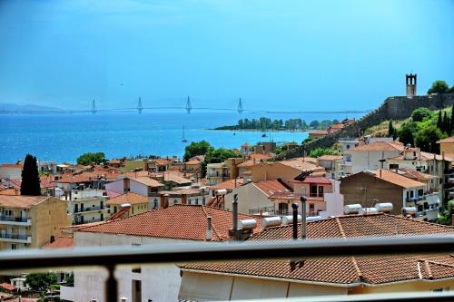 a view of a city with a bridge in the background at ΑμφιΘΕΑ! στη ΝΑΥΠΑΚΤΟ ! in Nafpaktos