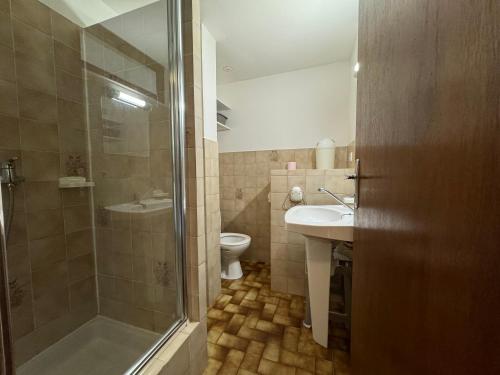 une salle de bain avec toilettes, lavabo et douche dans l'établissement Résidence la piscine, au Barcarès