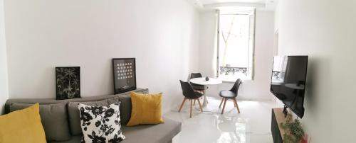 un salon avec un canapé et une table dans l'établissement Paris 12e, à Paris