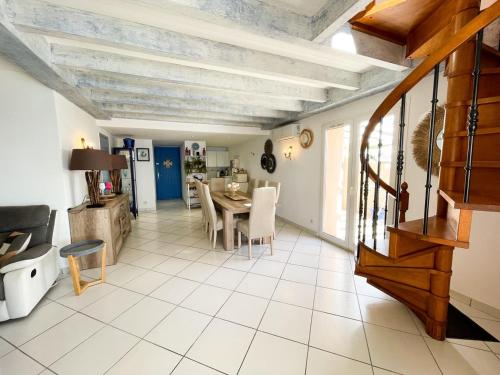 un salon avec une table et une salle à manger dans l'établissement Villa sur la plage Sainte maxime, à Sainte-Maxime
