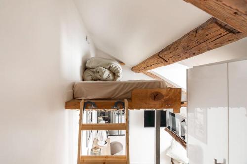 une chambre avec un lit superposé dans une pièce dans l'établissement Studio luxe au centre des Invalides, à Paris