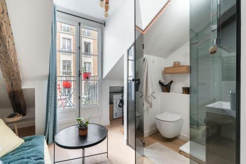 une salle de bain avec une douche en verre et des toilettes dans l'établissement Studio luxe au centre des Invalides, à Paris