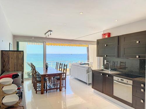 une cuisine avec une table et une vue sur l'océan dans l'établissement La plus belle vue sur mer à Juan les Pins, à Antibes