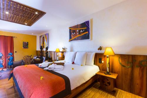a bedroom with a large bed in a room at Royal Horizon Baobab in Somone