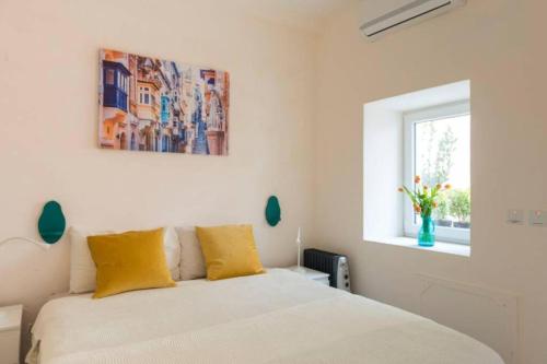Postel nebo postele na pokoji v ubytování Authentic GF apartment with terrace at the 3 Cities Marina