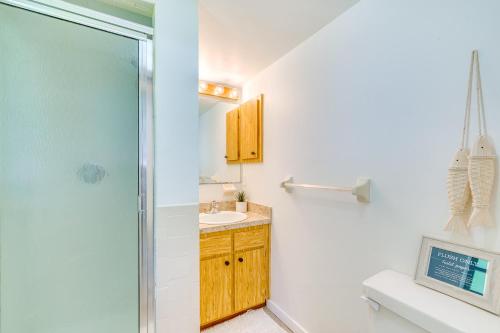 ein Badezimmer mit Dusche und Waschbecken in der Unterkunft Bright Crystal River Home about 2 Mi to State Parks! in Crystal River
