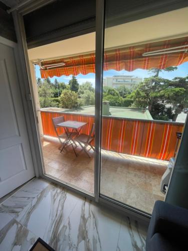Cette chambre dispose d'un balcon avec une table. dans l'établissement Studio Antibes Juan les Pins, à Antibes