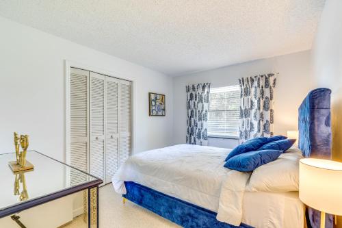 Ein Bett oder Betten in einem Zimmer der Unterkunft Bright Crystal River Home about 2 Mi to State Parks!