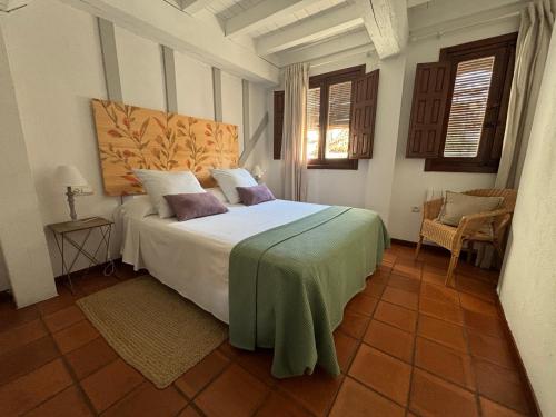 a bedroom with a large bed in a room at Alborada Apartamentos Rurales in Hervás