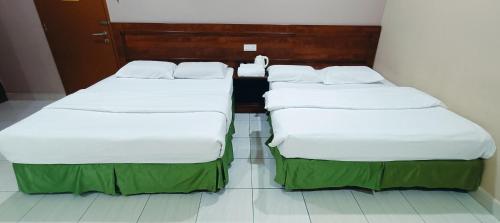 Postel nebo postele na pokoji v ubytování Kampar Times Inn Hotel