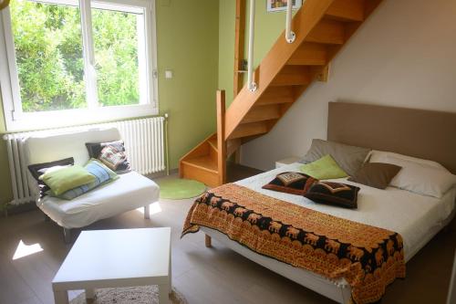 - une chambre avec un lit et un escalier dans l'établissement Chambres d'Hôtes Béziers, à Béziers