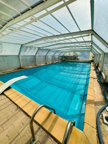 - une vue sur la grande piscine dans l'établissement Grande maison de vacances jusqu'à 15 personnes, à quelques pas d'Aix-en-Provence, à Aix-en-Provence