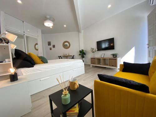 Estudio con Piscina y Parking, Playa a 4 Min a Pie, Tren a 2 Min