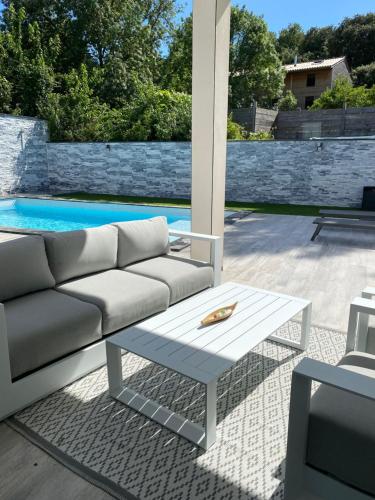 un salon avec un canapé et une table basse dans l'établissement Villa piscine, à Boisset-et-Gaujac