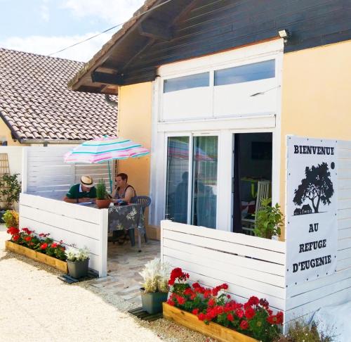 ein Paar, das vor einem Restaurant an einem Tisch sitzt in der Unterkunft appartement T2 CHALOSSE in Bahus-Soubiran