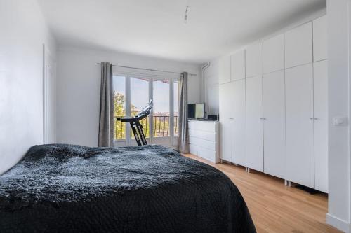 une chambre blanche avec un lit et une fenêtre dans l'établissement Un 3CH, 2Sdb Exquis à Trocadéro Tour Eiffel, à Paris