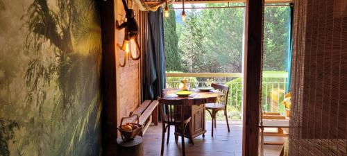 une salle à manger avec une table et une grande fenêtre dans l'établissement Ma Cabane, à Collioure
