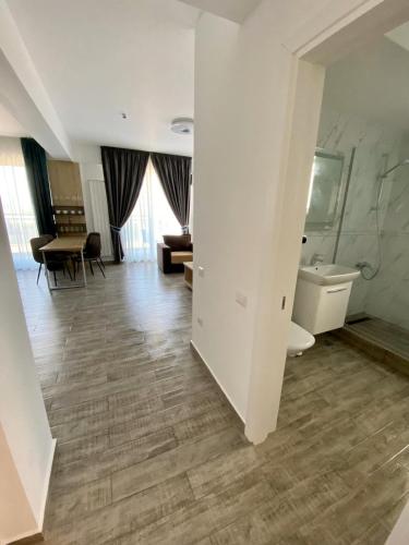a living room with a sink and a bathroom at Apartament Ella C&C Residence in Mamaia Sat/Năvodari