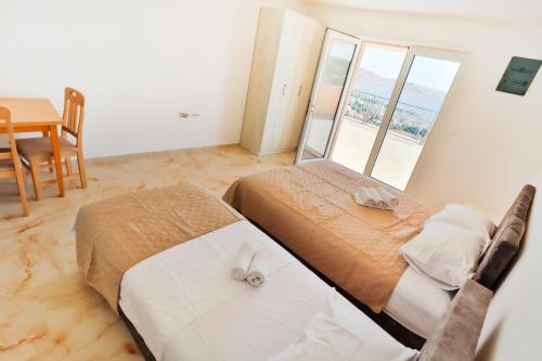 Ένα ή περισσότερα κρεβάτια σε δωμάτιο στο Mira Sea View
