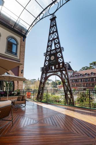 a view of the eiffel tower from a balcony at Pousada Luis XV in Campos do Jordão