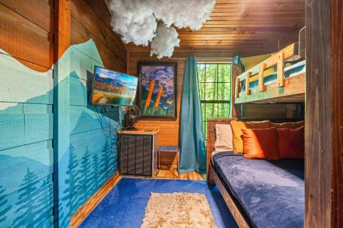 Cozy artsy cabin between Pigeon Forge & Gatlinburg w hot tub photo 6