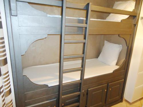 - un lit superposé avec une échelle dans une chambre dans l'établissement Joli studio climatisé à 400m des commerces, à Cavalaire-sur-Mer