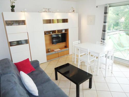 un salon avec un canapé et une table dans l'établissement Joli studio climatisé à 400m des commerces, à Cavalaire-sur-Mer
