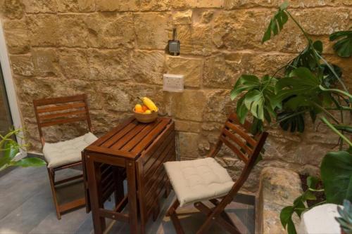 Posezení v ubytování Authentic GF apartment with terrace at the 3 Cities Marina