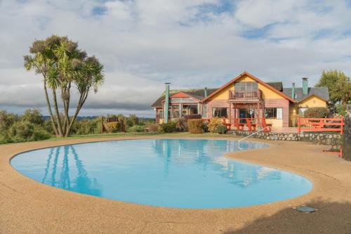 Hồ bơi trong/gần Hotel y Cabañas Los Volcanes Frutillar, La Araucana