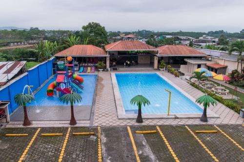 an overhead view of a swimming pool at a resort at Hotel el Marqués in Santo Domingo de los Colorados