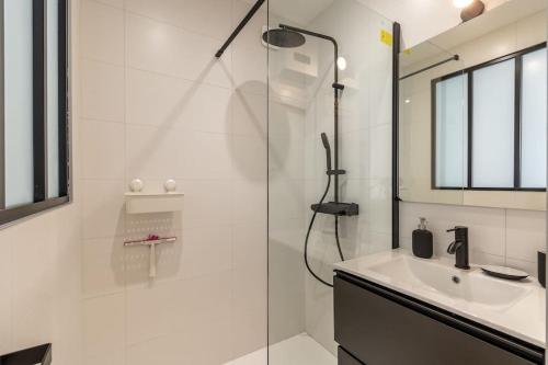 un baño con ducha y lavabo en Maison familiale neuve, en Marsella