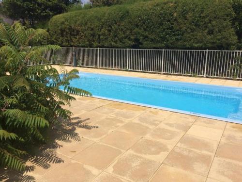 una piscina con una valla alrededor en Quiberon Centre Ville Studio, en Quiberon