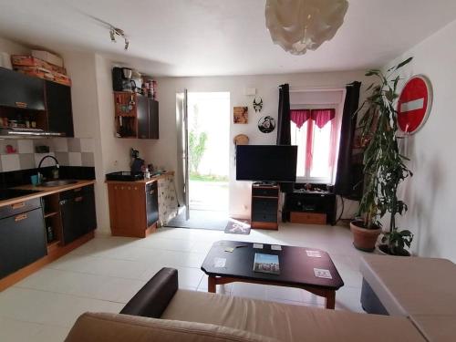 a living room with a couch and a table at Appartement agreable sur le bassin d'arcachon in Gujan-Mestras