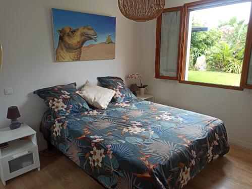 une chambre avec un lit et une fenêtre dans l'établissement Laurier, à Cavalaire-sur-Mer