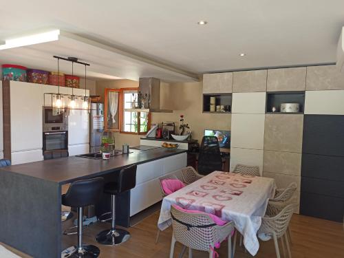 - une cuisine avec une table et des chaises dans l'établissement Laurier, à Cavalaire-sur-Mer